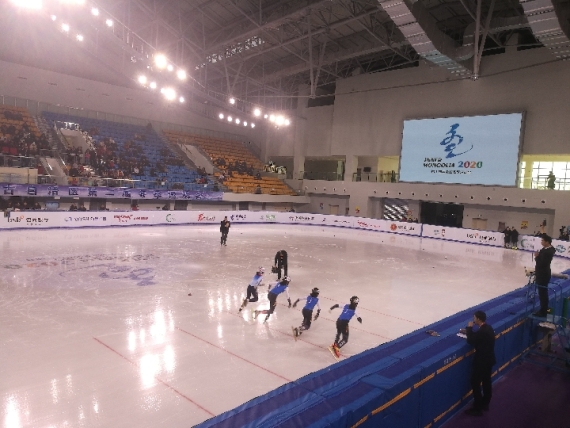 朵兰在比赛中（左一）