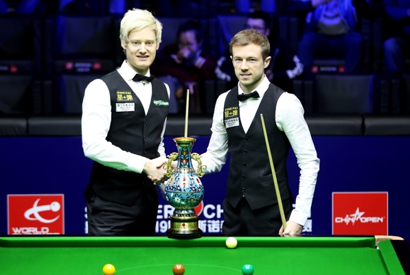 尼尔•罗伯逊（左）与杰克•利索夫斯基（右）赛前合影