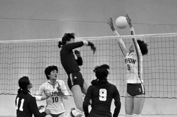 1982年12月3日，在第九届亚运会女排决赛中，中国队球员陈亚琼（中）快攻成功。最终，中国队以3比0战胜日本队，获得冠军。新华社记者 程至善 摄