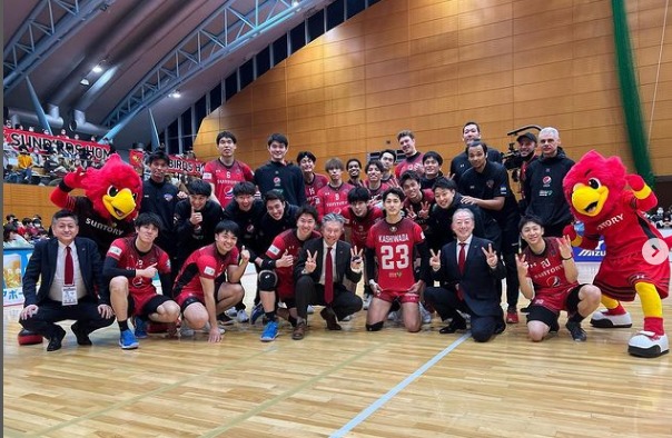 三得利太阳鸟3-1打败大阪斥地者堺后合影