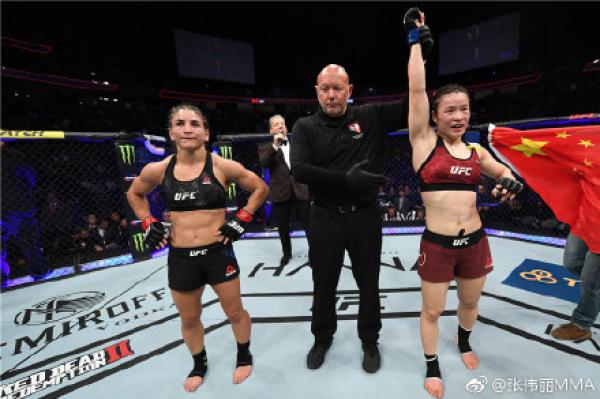 张伟丽实现历史性的胜利。 图片来源 @张伟丽MMA