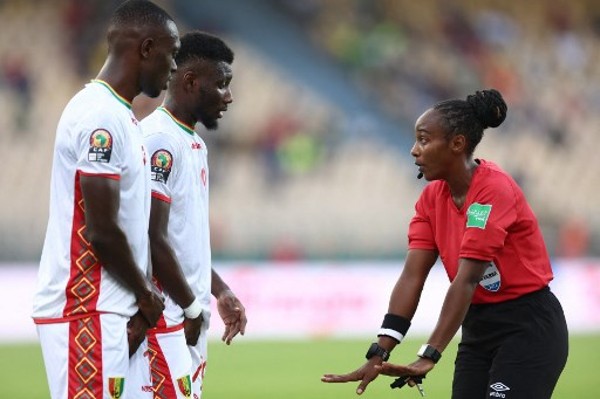 非洲杯历史上首次由女性执法比赛