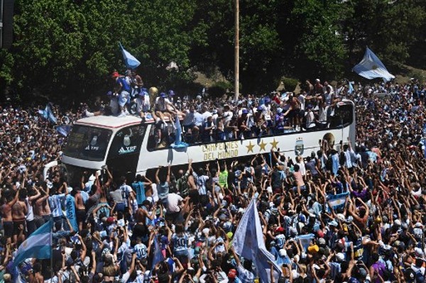 阿根廷400万人齐庆祝为安全起见夺冠巡游提早结束