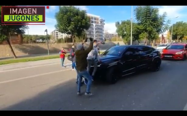 巴萨球迷对乌姆蒂蒂不满达到极点 多人直接拦他车！
