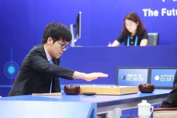 柯洁在乌镇人机大战比赛中