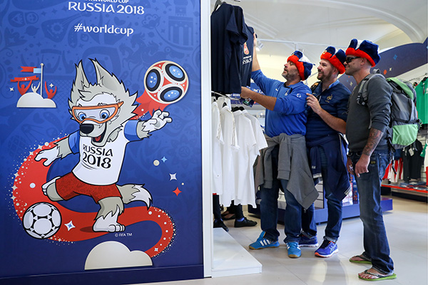 2018俄罗斯世界杯，球迷光顾世界杯周边官方旗舰店挑选商品。