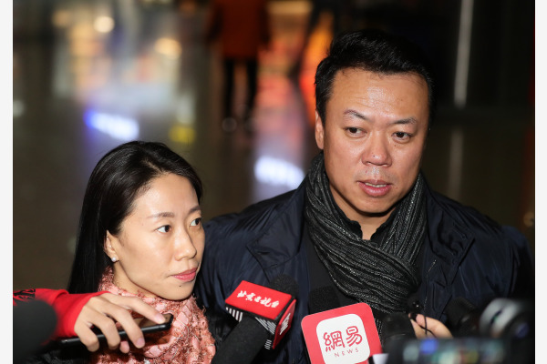 中国花样滑冰队总教练赵宏博（右）与中国花样滑冰协会主席申雪在机场接受采访。