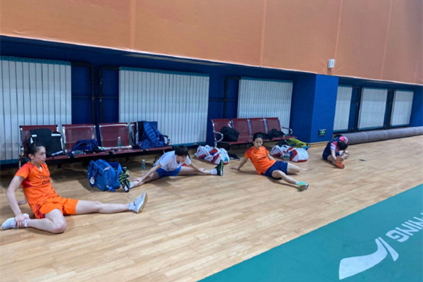 张军揭秘隔离期训练 对墙打球抱整箱矿泉水练力