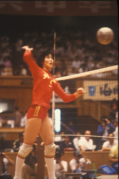 1979年9月，北京女排主攻手郎平在4号位进攻