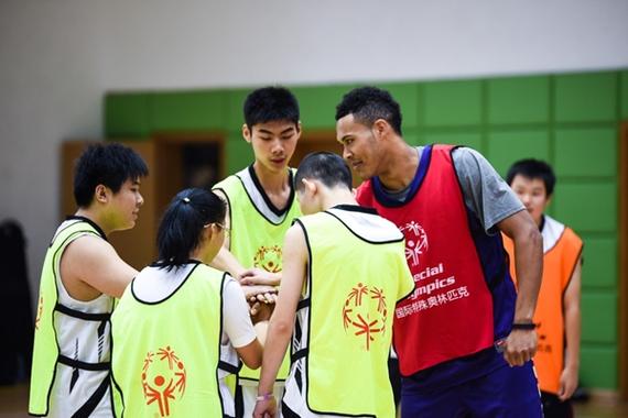 华盛顿大学球员与特奥会的孩子们相互鼓舞士气