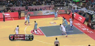 周琦盖掉对手投篮