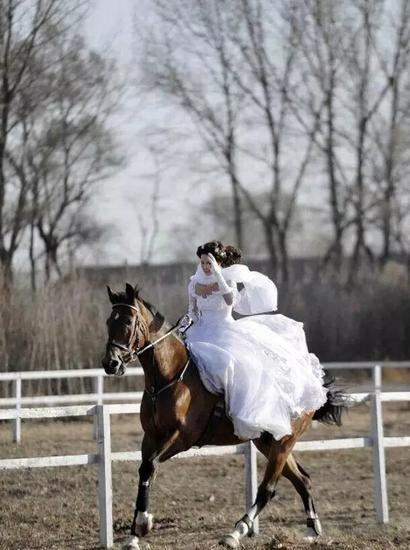 造就银幕经典!看影视剧中美女如何演绎优雅侧骑