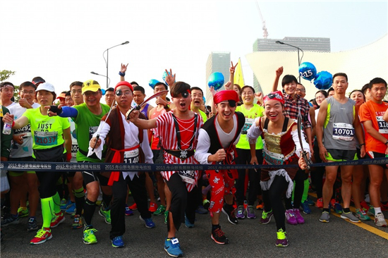 舟山马拉松起跑前欢乐合影。