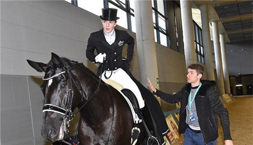 本周，托马斯·穆勒和他的妻子丽萨·穆勒（Lisa Muller）骑着Dave参加了慕尼黑室内马术比赛。