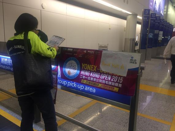 忙碌到深夜的工作人员