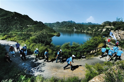 徒步爱好者参加北京国际山地徒步大会畅走水库风情线