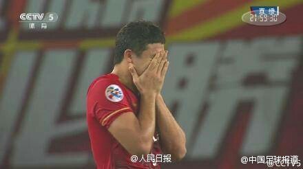 埃尔克森掩面落泪