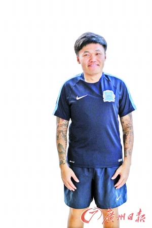 地道的“广州仔”吴耀星一直怀揣着一个“南派足球梦”。广州日报记者 谢泽楷 摄