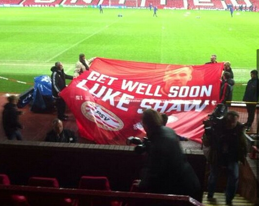 埃因霍温球迷祝福卢克-肖