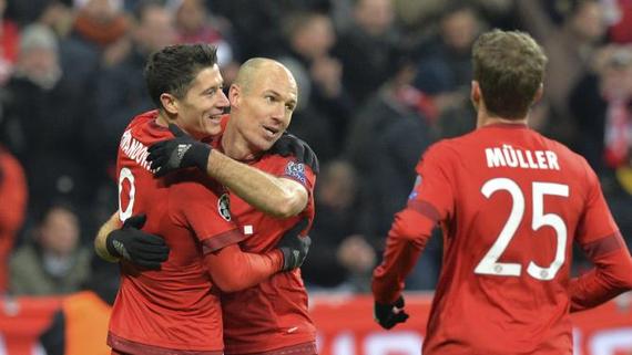 莱万与罗本庆祝