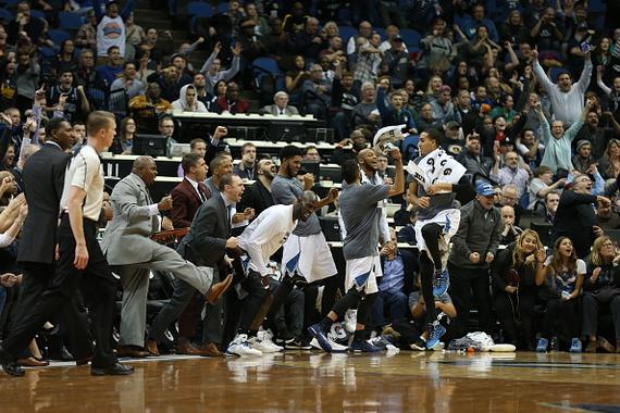 森林狼主力队员在疯狂为队友挥舞毛巾