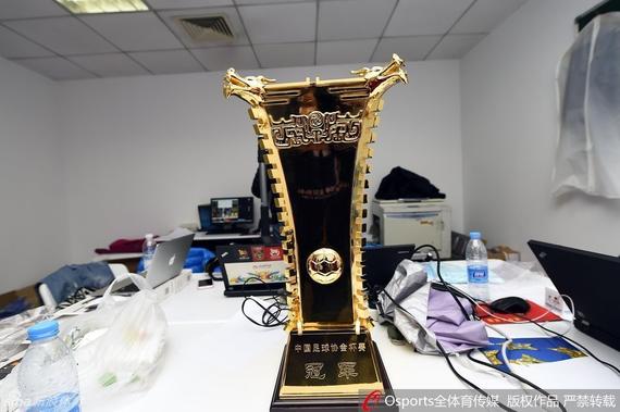 今年的足协杯奖杯将花落谁家