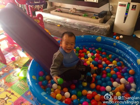 桑兰儿子面对镜头大笑