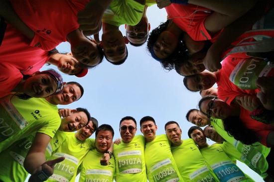 深圳湾跑团:青春似火 跑出自我!_跑步频道_新浪竞技风暴_新浪网