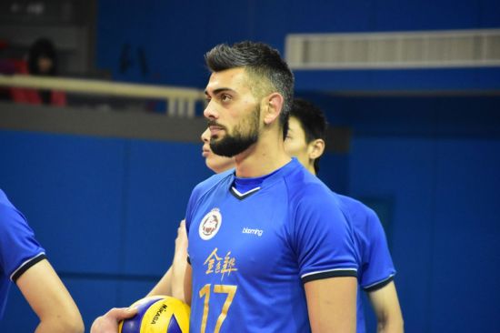 接应新外援萨比亮相