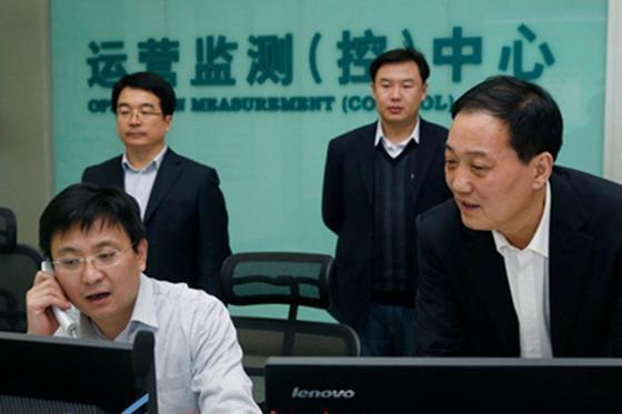 鲁能常务副总经理孙华（图右）