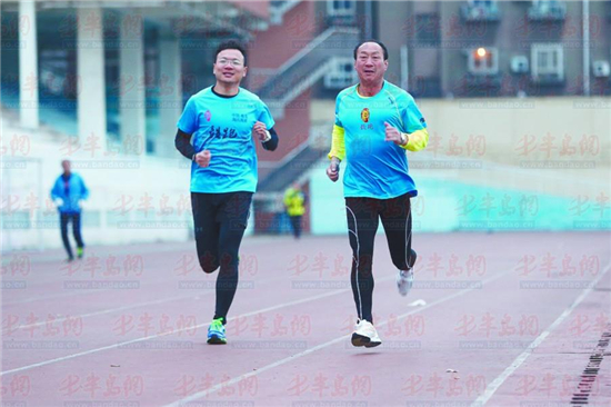 每天清晨，张德云（右）都会带着外甥小徐在理工大学操场跑步。