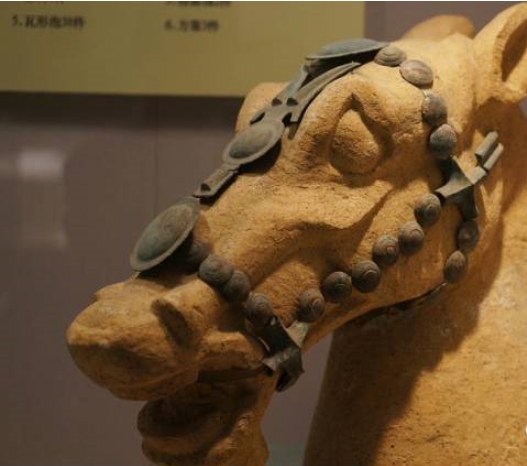 3衔,镳衔"即马嚼子,横置于马嘴内以驭马.镳用来连接马衔与马络头.