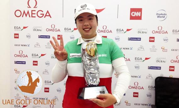 冯珊珊赛后伸出了三个手指，庆贺迪拜荣膺三冠王