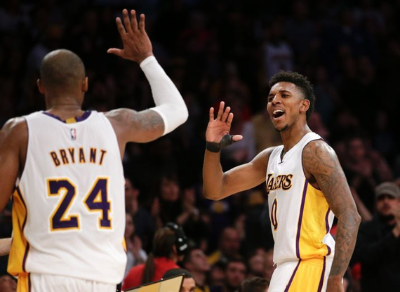 尼克杨终于给科比送出一次助攻（资料图）