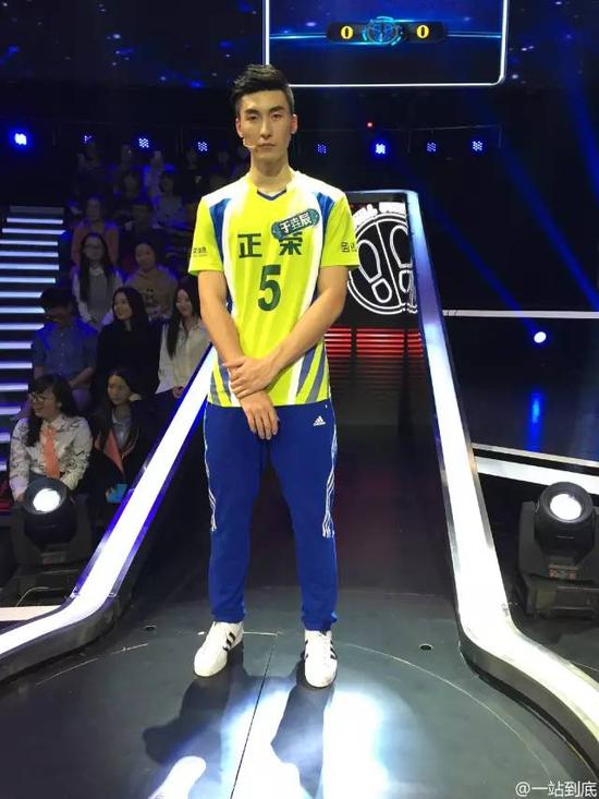 男排帅哥上《一站到底》 女主持花痴引李好吃醋