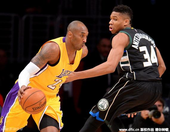 科比在主场又听到熟悉的MVP声