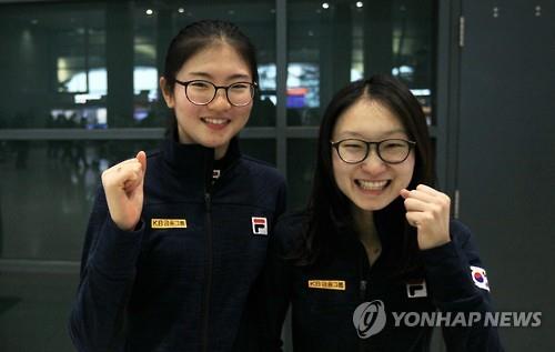 沈石溪（左）和崔敏静结束上海站回国后在机场接受采访