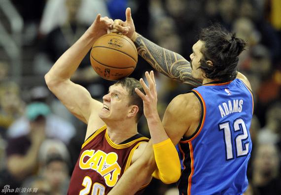 骑士紧咬雷霆半场落后1分