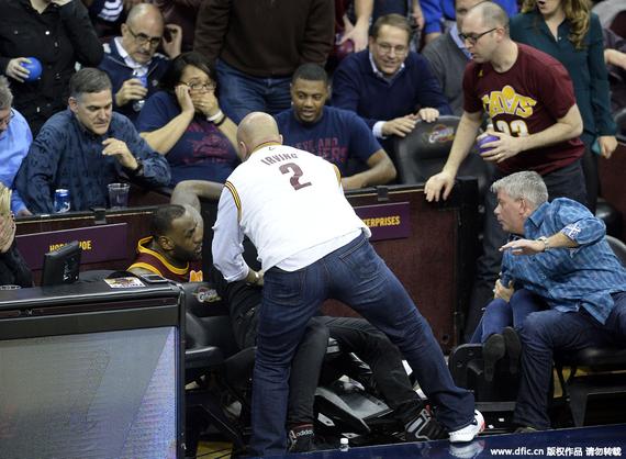 詹皇飞出场直接撞伤女球迷