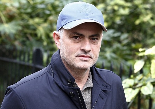 婚礼当天 穆帅被拍到在附近散步