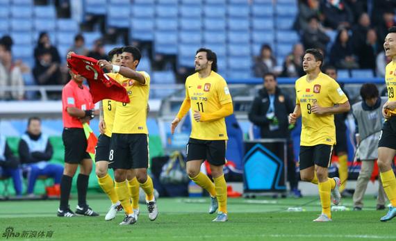 恒大球员致敬邹正