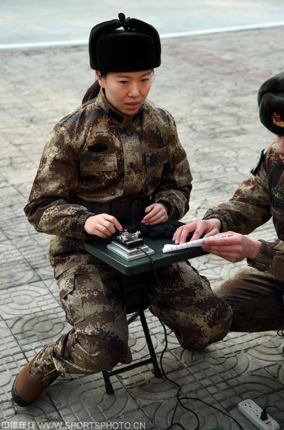 刘诗雯军训化身女特务 登雷达车学摩斯密码发报