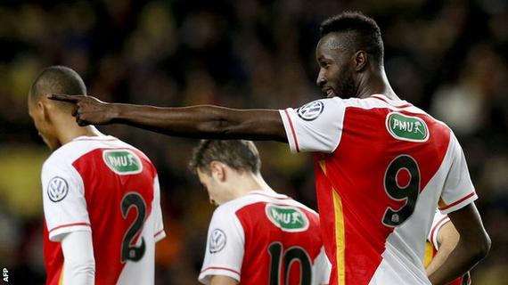 特劳雷（9号）庆祝进球