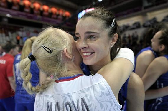 俄罗斯队的谢尔班与马洛娃庆祝胜利