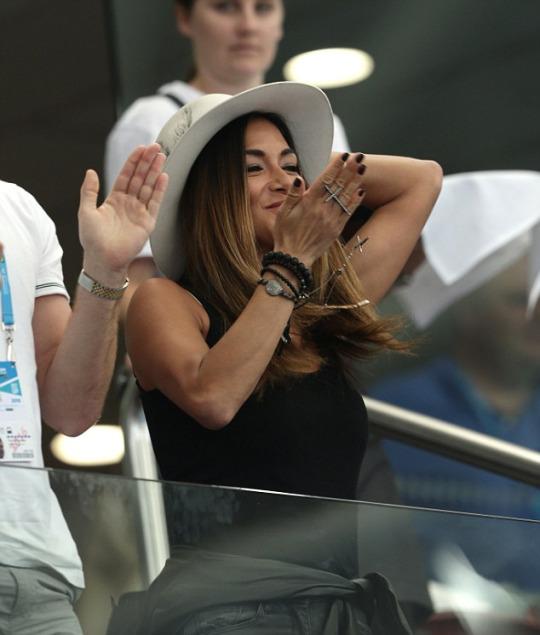 新女友看台送飞吻