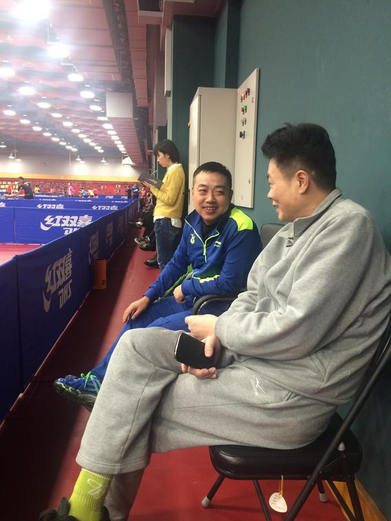 刘国梁与恩师尹霄交流