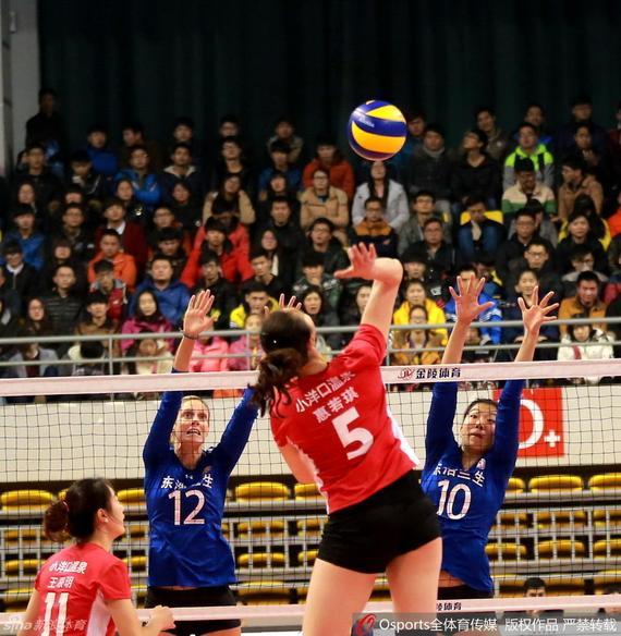 惠若琪在比赛中扣球