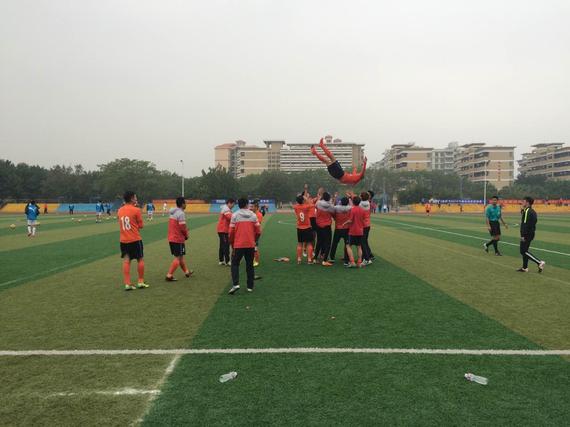 大连晟威庆祝晋级