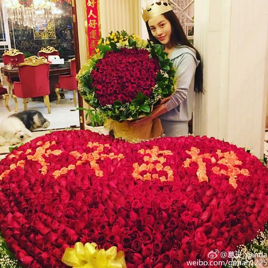 葛天生日收大捧玫瑰