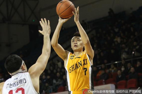 山西队的原帅在比赛中投篮